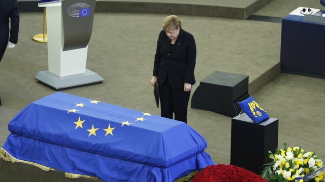 Angela Merkel di depan peti Helmut Kohl (Foto: REUTERS/Arnd Wiegmann)