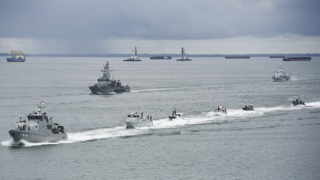 Parade unsur Satgas Trilateral Maritim (Foto: Antara/Zabur Karuru)