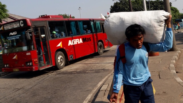 Penumpang berdatangan di Terminal Kampung Rambutan (Foto: Fanny Kusumawardhani/kumparan)