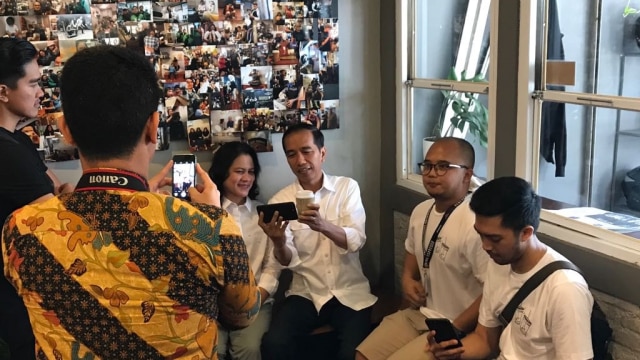 Jokowi dan Keluarga Ngopi Santai di Kedai Kopi Cipete (6985)