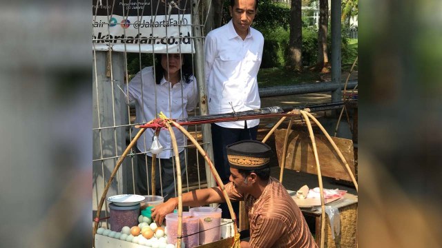 Jokowi beli kerak telor (Foto: Istimewa)