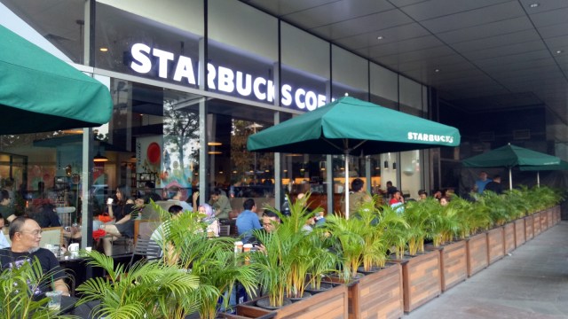 Suasana di salah satu kedai Starbucks Foto: Amanaturrosyidah/kumparan