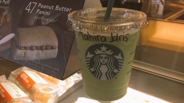 Gelas Starbuck bertuliskan Fahira Idris (Foto: Twitter/el diablo)