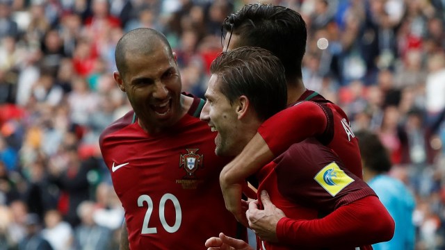 Para pemain Portugal merayakan gol kemenangan. (Foto: Reuters/Sergei Karpukhin)