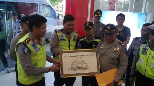 Polisi terima penghargaan usai menolong pemudik. (Foto: Instagram: humasreskrw)