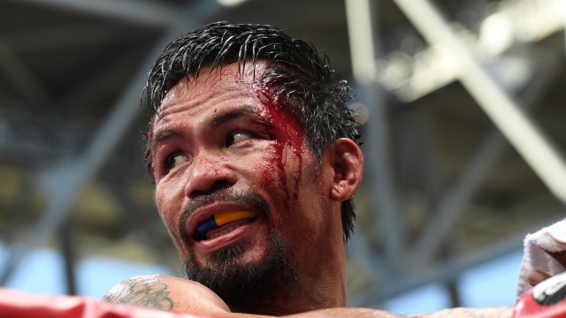 Manny Pacquiao terluka di dahinya. Foto: REUTERS/Dave Hunt