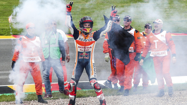 Marquez merayakan kemenangannya. (Foto: Jan Woitas/dpa via AP)