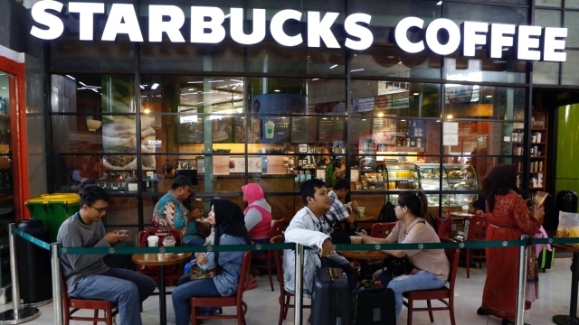 Gerai Starbucks Coffee. (Foto: Reuters/Agoes Rudianto)