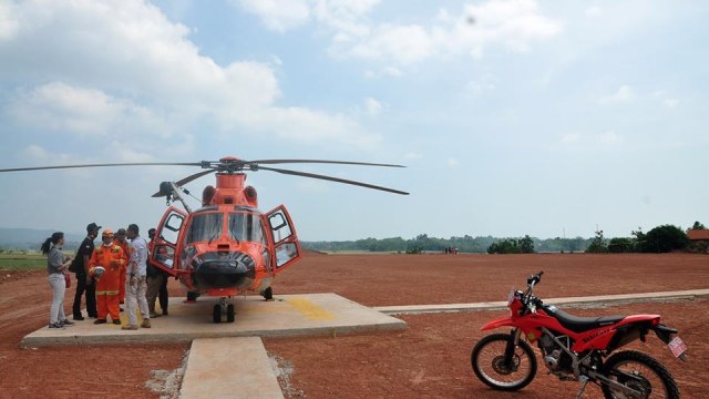Helikopter Basarnas sebelum jatuh (Foto: Facebook Ahmad Antoni)