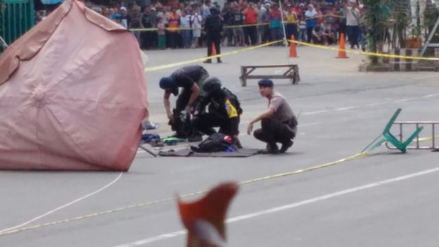 Gegana evakuasi tas diduga bom di Depok. (Foto: Ferio Pristiawan/kumparan)