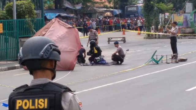 Gegana evakuasi tas diduga bom di Depok. (Foto: Ferio Pristiawan/kumparan)