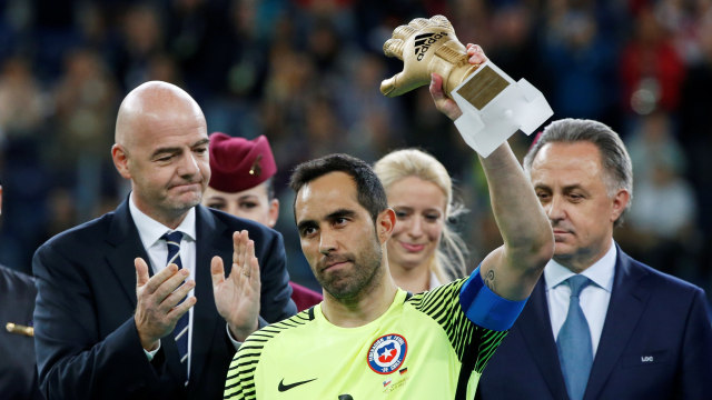 Bravo dengan Golden Glove Piala Konfederasi 2017. (Foto: Grigory Dukor/Reuters)