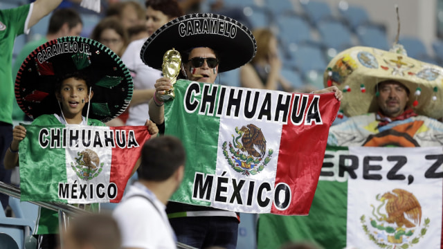 Pendukung sepak bola Meksiko (Foto: AP Photo/Thanassis Stavrakis)