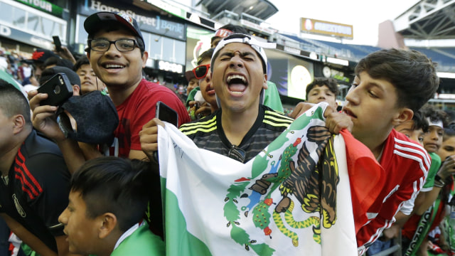 Pendukung sepak bola Meksiko (Foto: AP Photo/Ted S. Warren)