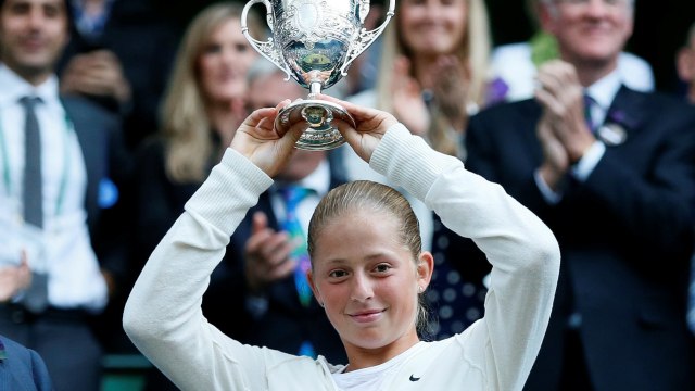 Jelena Ostapenko saat menjuarai Wimbledon junior. (Foto: Reuters/Stefan Wermuth)