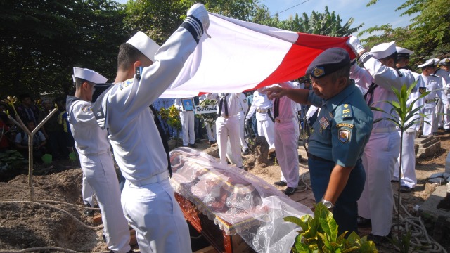 Prosesi pemakaman Budi Santoso. (Foto: Antara/M Risyal Hidayat)