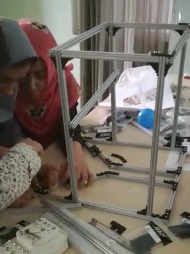 Karya robot oleh tim Afghanista (Foto: Dok. First Global)