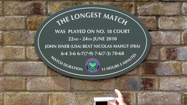 Plakat Isner vs Mahut di Wimbledon. (Foto: Reuters/Suzanne Plunkett)