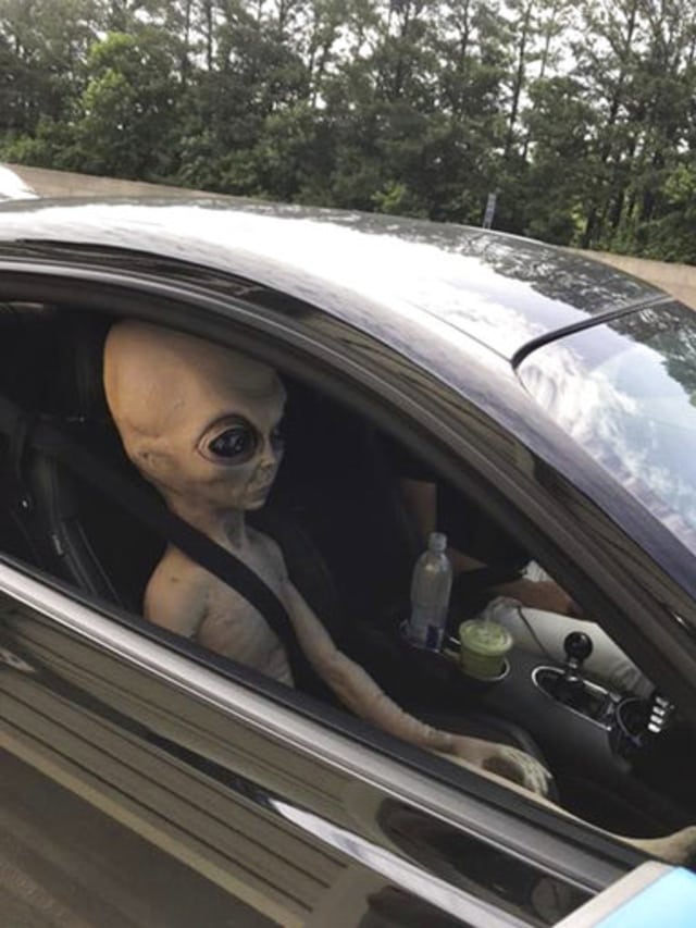 Alien di dalam mobil (Foto: AP)
