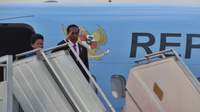 Jokowi dan Iriana di Bandara Halim (Foto: Yudhistira Amran/kumparan)