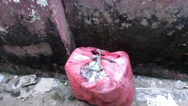 Kantong plastik merah di Bogor yang mencurigakan (Foto: Dok. Polres Bogor)