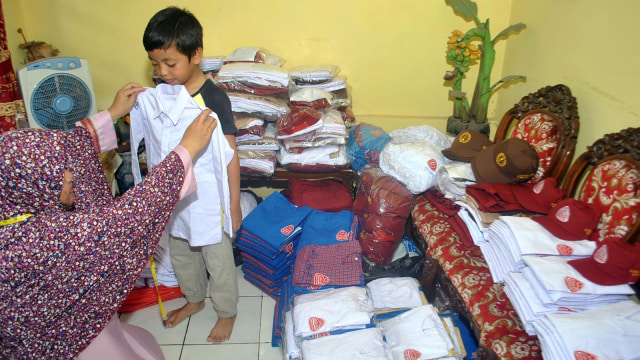 Penjahit seragam sekolah (Foto: Antara/Arif Firmansyah)