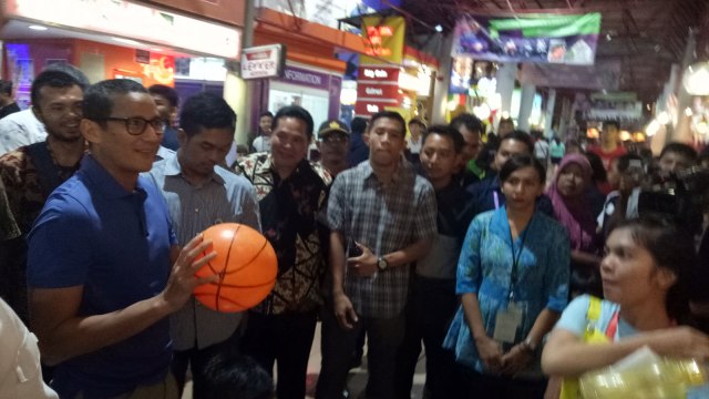 Sandi main basket saat mengunjungi PRJ (Foto: Amanaturrosyidah/kumparan)