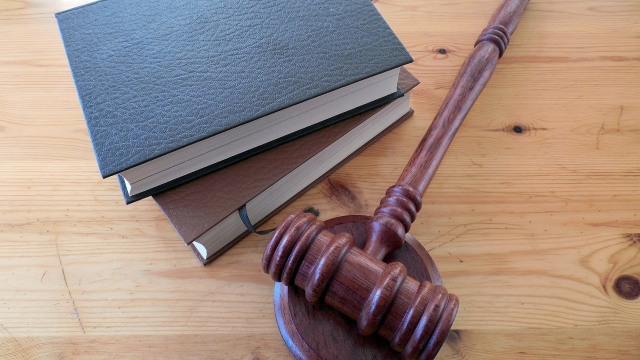 Ilustrasi palu hakim dan kitab undang-undang (Foto: Pixabay)