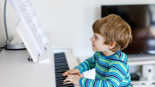 Anak bermain piano. (Foto: Thinkstock)