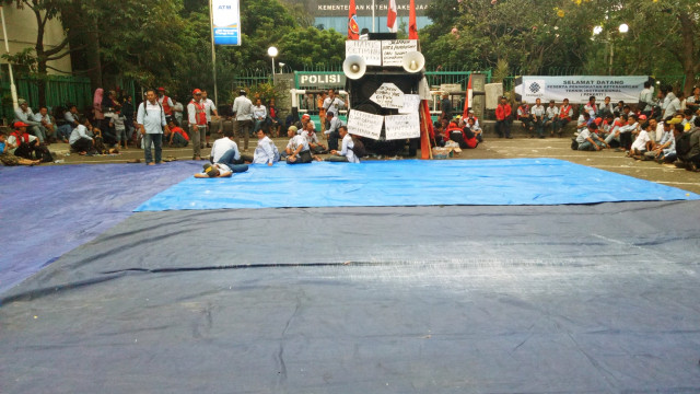 Pendemo di Gedung Kemenaker. (Foto: Aria Pradana/kumparan)