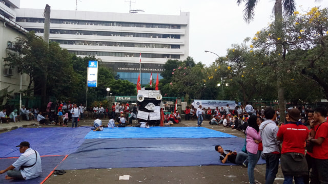 Pendemo di Gedung Kemenaker. (Foto: Aria Pradana/kumparan)