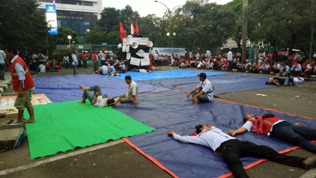 Pendemo di Gedung Kemenaker (Foto: Aria Pradana/kumparan)