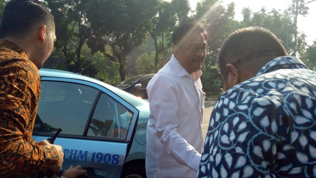 Djarot tiba di Balai Kota dengan menaiki taxi. (Foto: Diah Harni/kumparan)