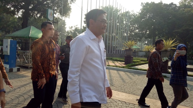 Djarot tiba di Balai Kota dengan menaiki taxi. (Foto: Diah Harni/kumparan)