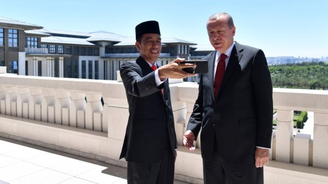 Jokowi ngevlog bareng Presiden Turki, Erdogan. (Foto: Dok. Laily Rachev - Biro Pers Setpres)