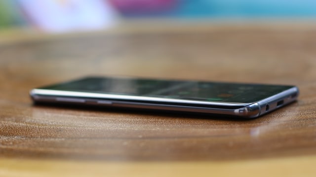 Ponsel Samsung Galaxy S8 tampak samping. (Foto: Jofie Yordan/kumparan)