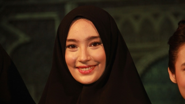 Tatjana Saphira menggunakan hijab (Foto: Munady)