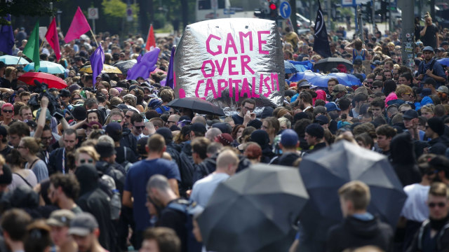 Protes aktivis anti-G20 di Jerman. (Foto: REUTERS/Hannibal Hanschke)