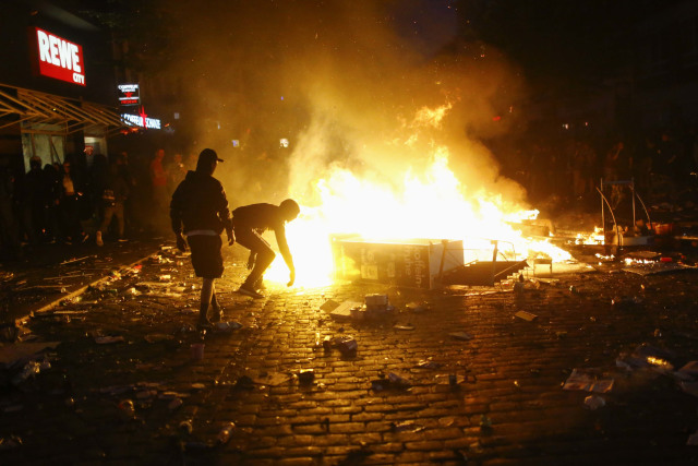 Demonstran KTT G20 melakukan pembakaran. (Foto: REUTERS/Hannibal Hanschke)