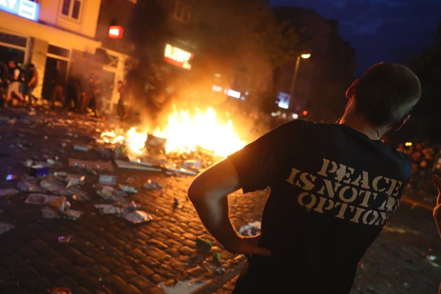 Massa melakukan aksi pembakaran. (Foto: REUTERS/Kai Pfaffenbach)