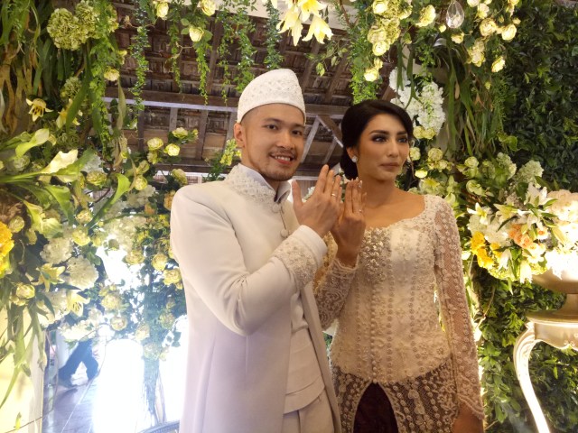 Tyas dan Raiden menunjukkan cincin nikah (Foto: D.N. Mustika Sari)