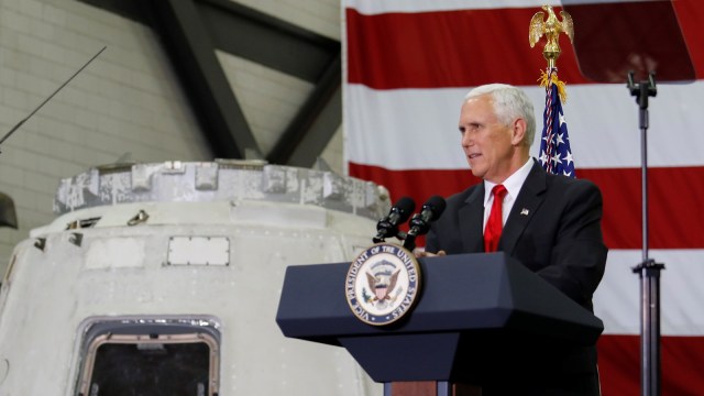 Mike Pence di Kennedy Space Center, Florida (Foto: REUTERS/Mike Brown)