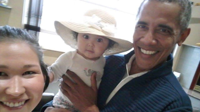 Obama menggendong bayi Jackinsky (Foto: Jolene Jackinsky/AP)