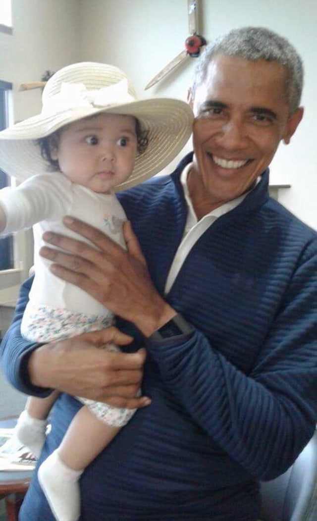 Obama menggendong bayi Jackinsky (Foto: Jolene Jackinsky/AP)