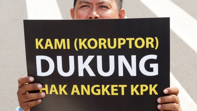 Aksi parodi koruptor dukung hak angket KPK. (Foto: Fanny Kusumawardhani/kumparan)