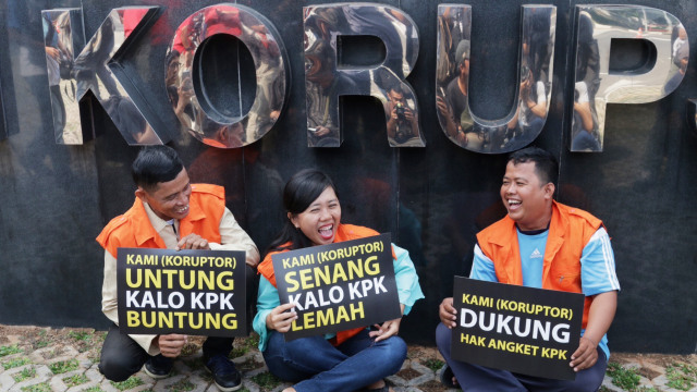 Aksi parodi koruptor dukung hak angket KPK. (Foto: Fanny Kusumawardhani/kumparan)