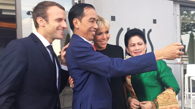 Jokowi-Iriana selfie bareng Macron dan istri. (Foto: Dok. Istimewa)