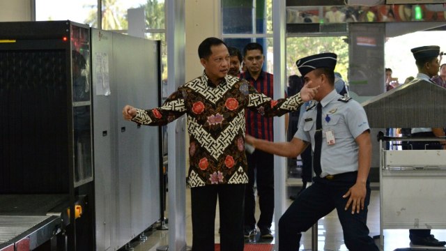 Kapolri diperiksa X-Ray. (Foto: Dok. Kemenhub)