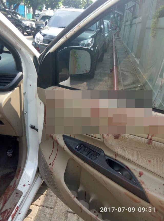 Kondisi mobil Hermansyah setelah penyerangan. (Foto: Twitter: adang_setiadana)
