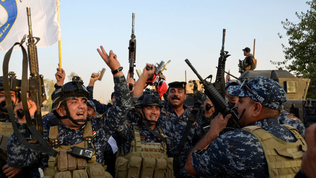 Suka cita tentara Irak yang terbebas dari ISIS (Foto: REUTERS/Stringe)